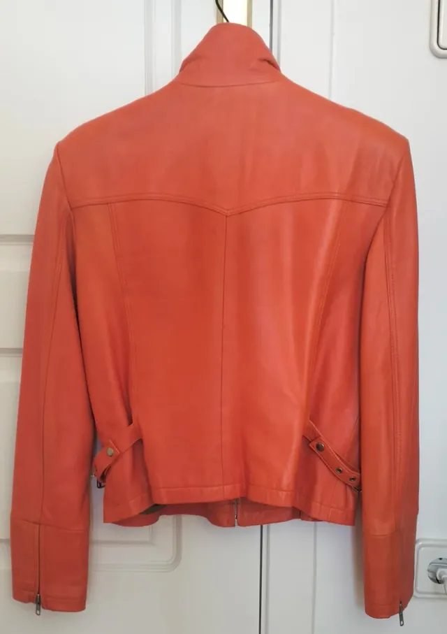 Cazadora biker de cuero de color naranja
