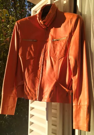 Cazadora biker de cuero de color naranja