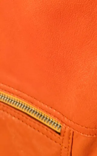 Cazadora biker de cuero de color naranja