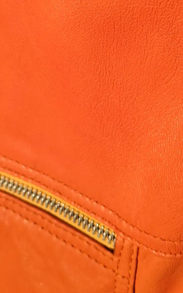 Cazadora biker de cuero de color naranja