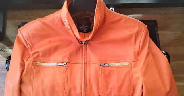 Cazadora biker de cuero de color naranja