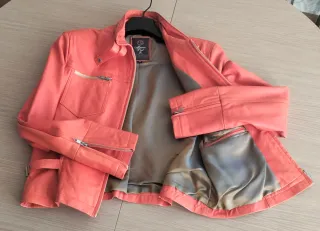 Cazadora biker de cuero de color naranja