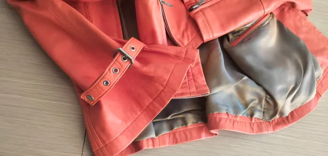 Cazadora biker de cuero de color naranja