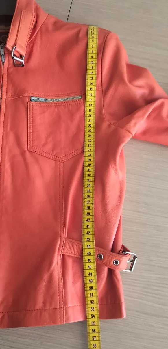 Cazadora biker de cuero de color naranja