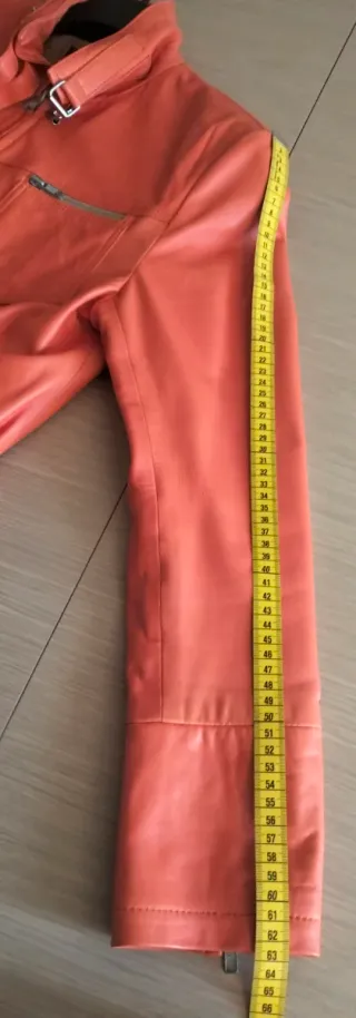 Cazadora biker de cuero de color naranja