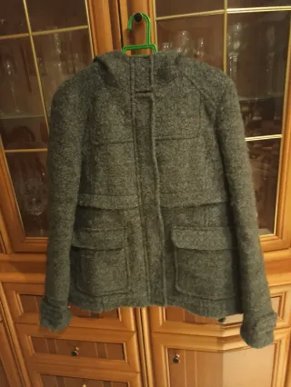 Chaqueta gris con capucha