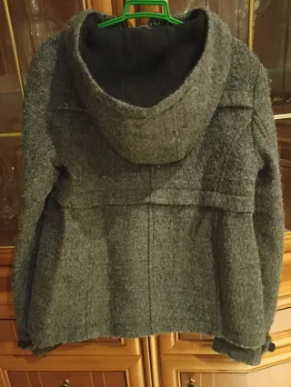Chaqueta gris con capucha