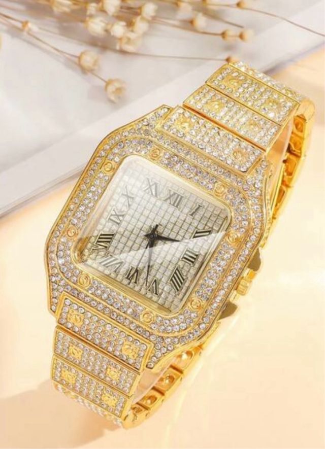 Reloj de Lujo Dorado con Diamantes