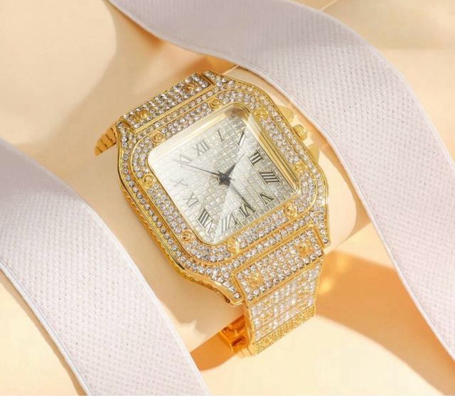 Reloj de Lujo Dorado con Diamantes