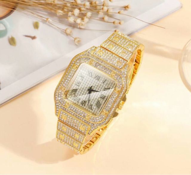 Reloj de Lujo Dorado con Diamantes