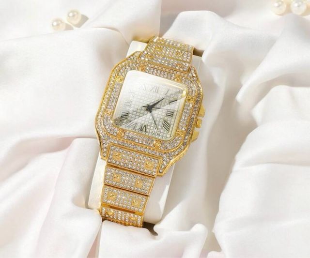 Reloj de Lujo Dorado con Diamantes