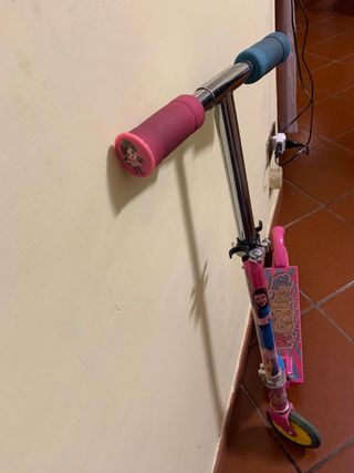 Monopattino rosa con personaggi