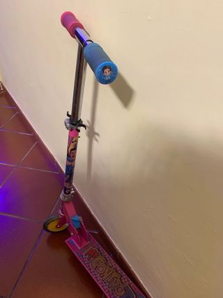 Monopattino rosa con personaggi