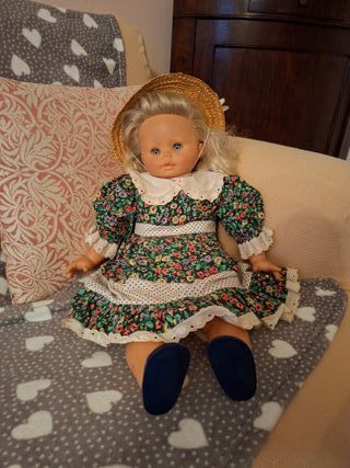 bambola schicchera anni 90 con accessori