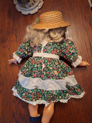 bambola schicchera anni 90 con accessori