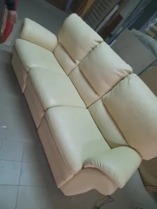 Divano 3 posti reclinabile beige.