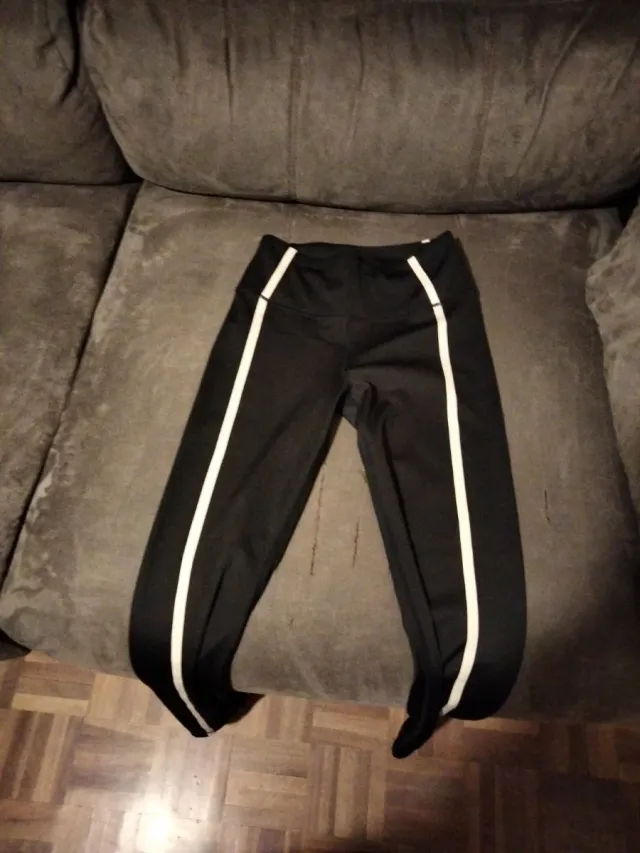 Leggings negros con detalles blancos