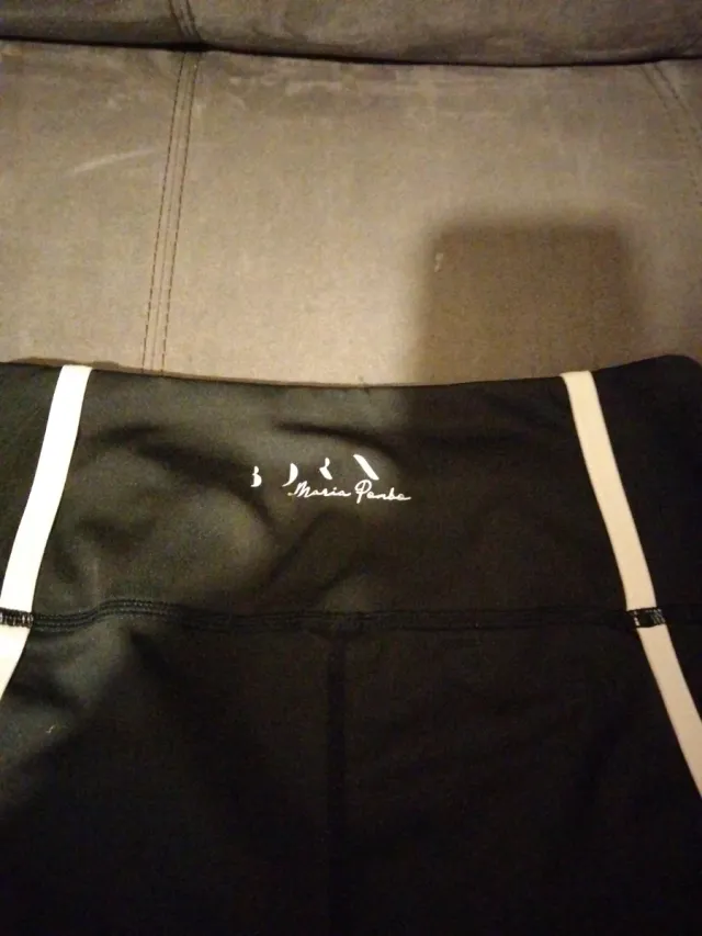 Leggings negros con detalles blancos