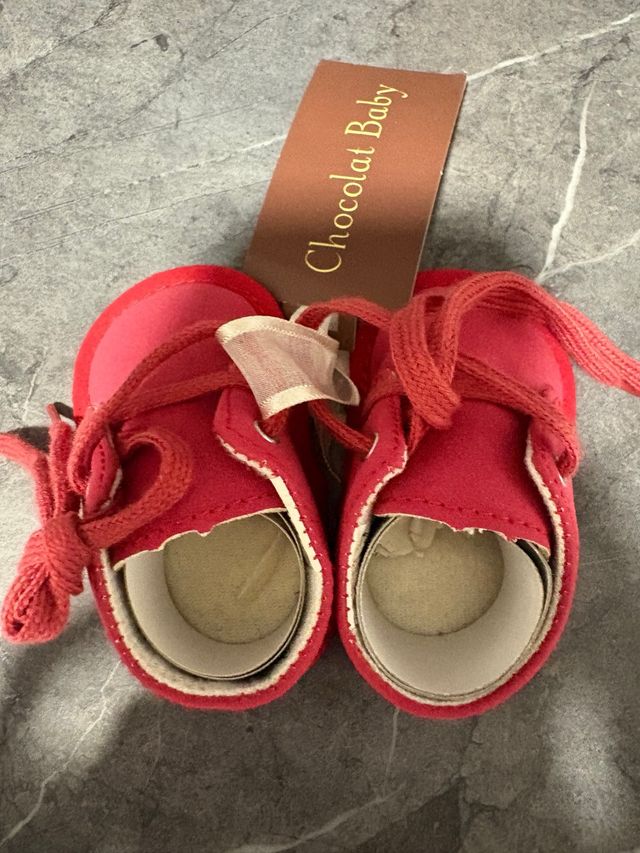 Zapatos de bebé rojos con cordones