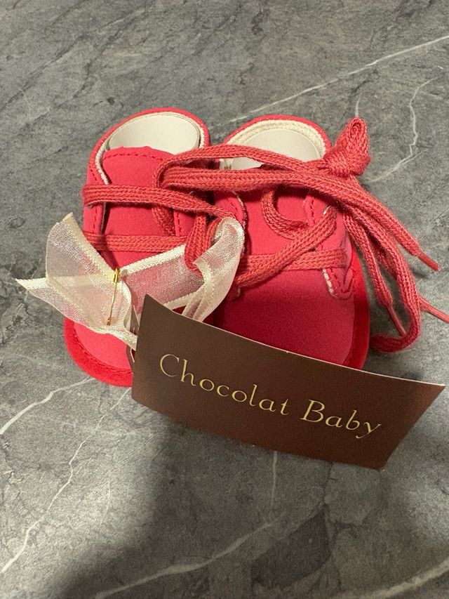 Zapatos de bebé rojos con cordones