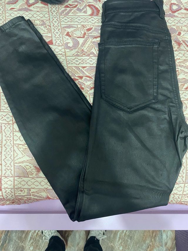 Pantalones Piel Pull and Bear Negros