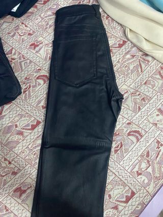 Pantalones Piel Pull and Bear Negros