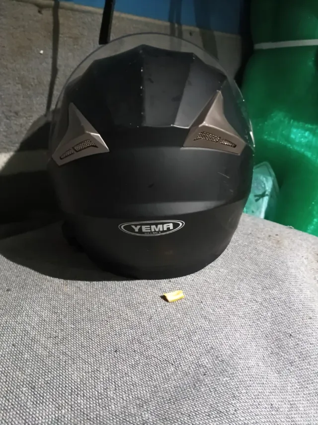 Casco de moto negro con visor