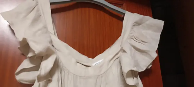 Vestido beige con volantes