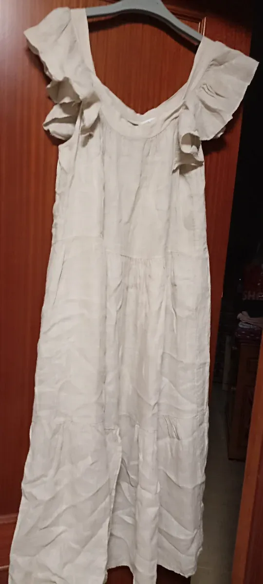 Vestido beige con volantes