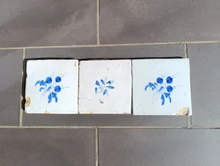 Tres azulejos antiguos, rajoles siglo XIX