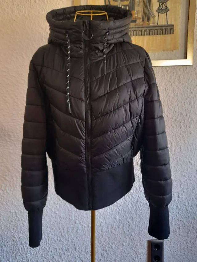Chaqueta bomber negra con capucha