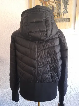 Chaqueta bomber negra con capucha