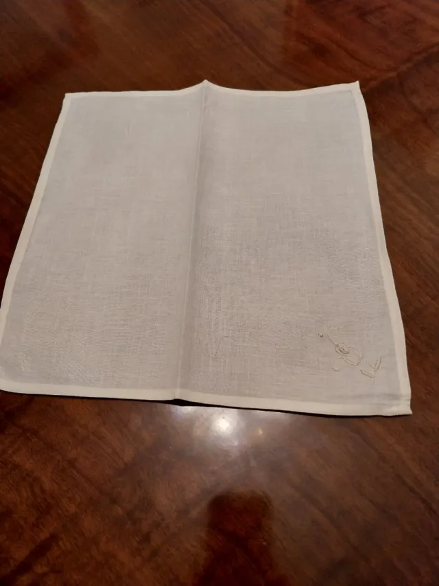 Mantel rectangular.  Con bordados y encaje