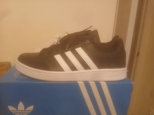 Zapatillas Adidas Negras y Blancas