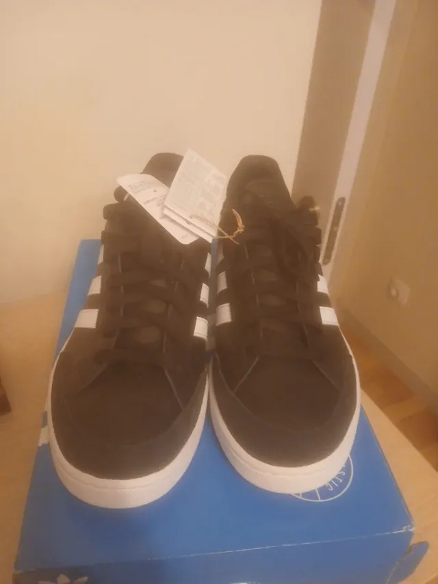 Zapatillas Adidas Negras y Blancas