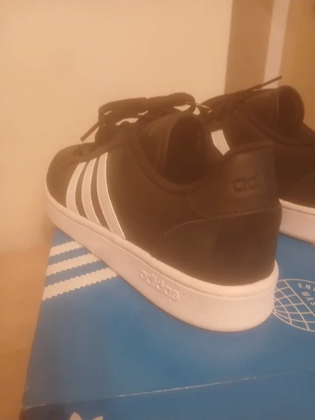 Zapatillas Adidas Negras y Blancas
