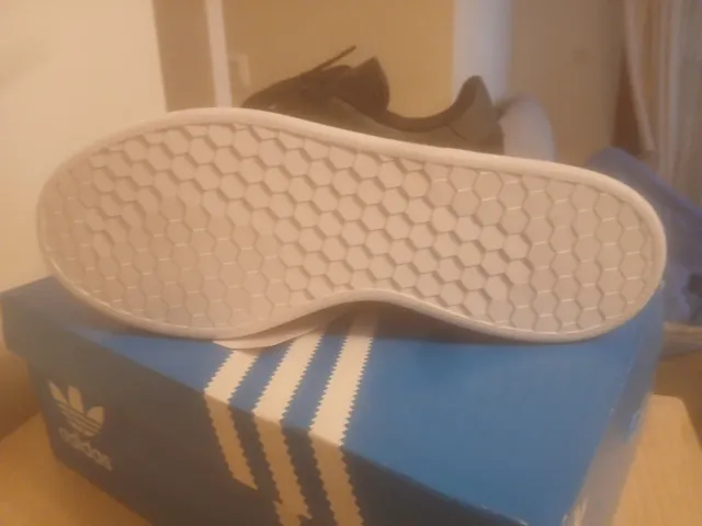 Zapatillas Adidas Negras y Blancas