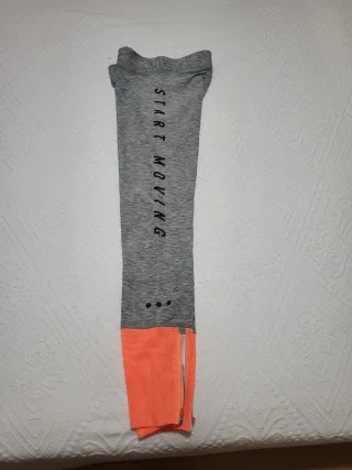 Mallas deportivas grises con naranja