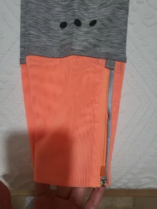 Mallas deportivas grises con naranja