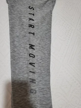 Mallas deportivas grises con naranja