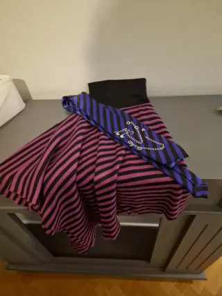 Falda punk y corbata a rayas