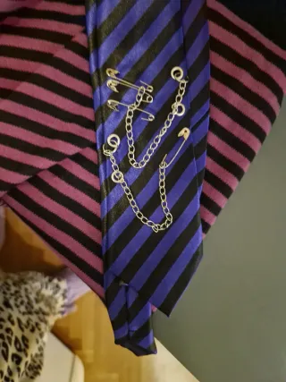 Falda punk y corbata a rayas