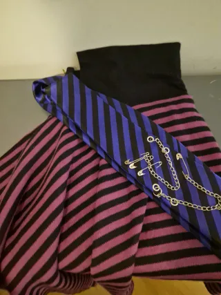 Falda punk y corbata a rayas