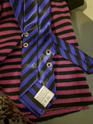 Falda punk y corbata a rayas