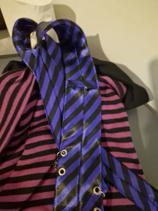 Falda punk y corbata a rayas