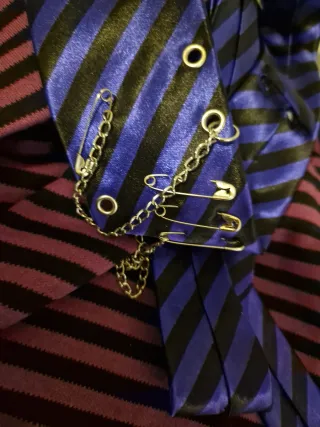 Falda punk y corbata a rayas