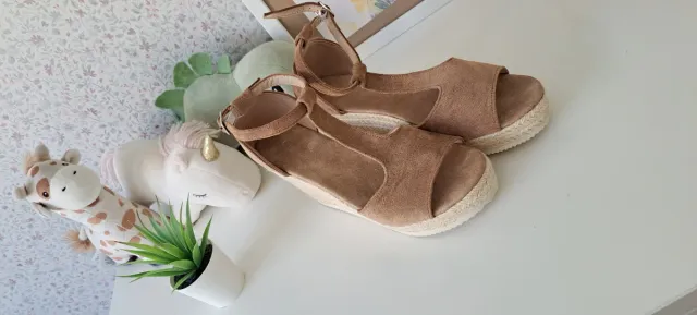 Cuñas marrones nuevas talla 37