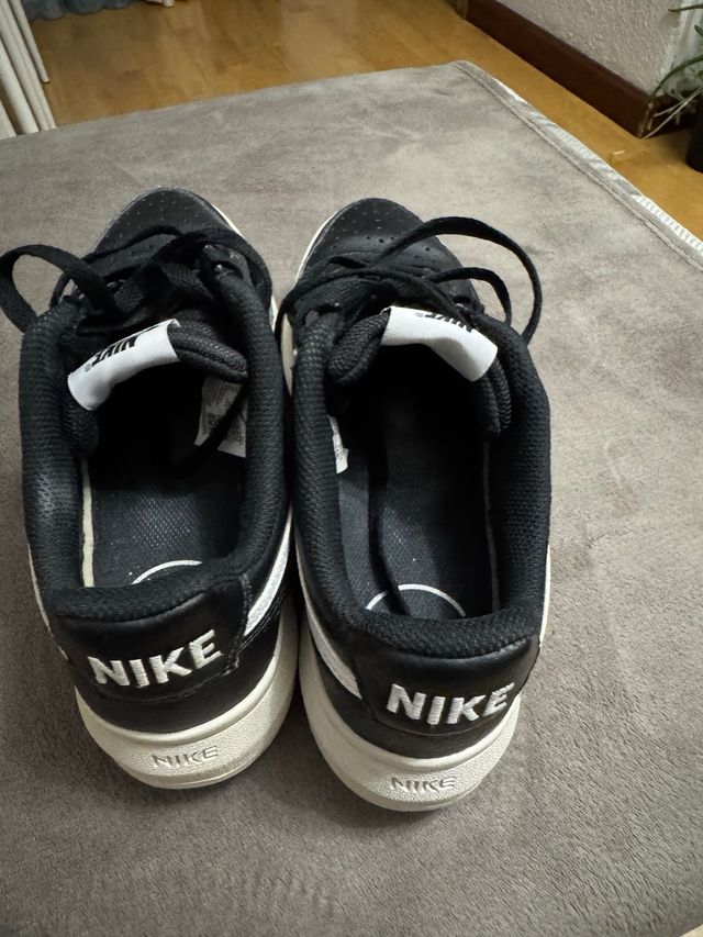 Zapatillas Nike Negras y Blancas Unisex