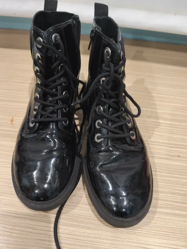 Botas negras charol con cremallera