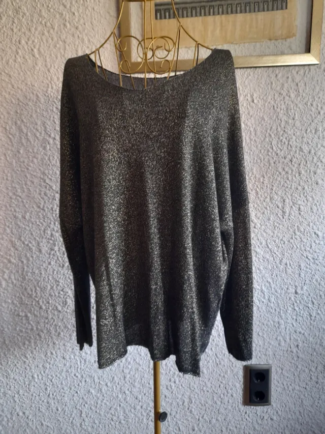 Camiseta brillante negra y dorada